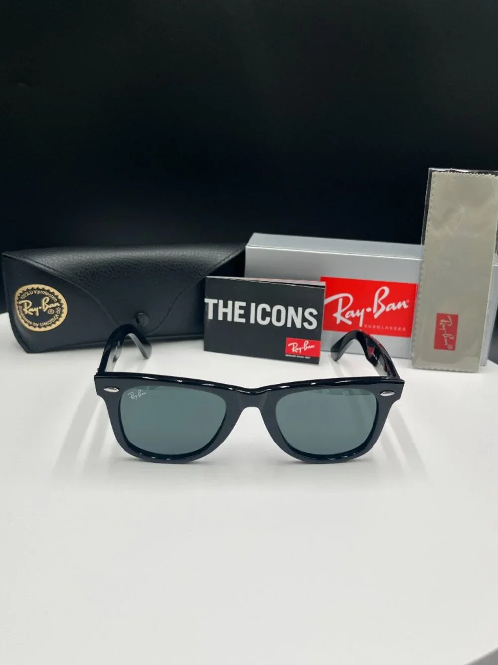 Ray-Ban Classic Wayfarer Sunglasses–Black Frame with Grey Lenses Unisex 50mm